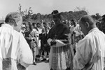 Stepinac prigodom dolaska na podjeljivanje sakramenta Potvrde djeci stradalnika 2. svjetskog rata u Dječjem domu, 1943.
